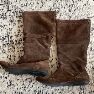 Women’s suede boots